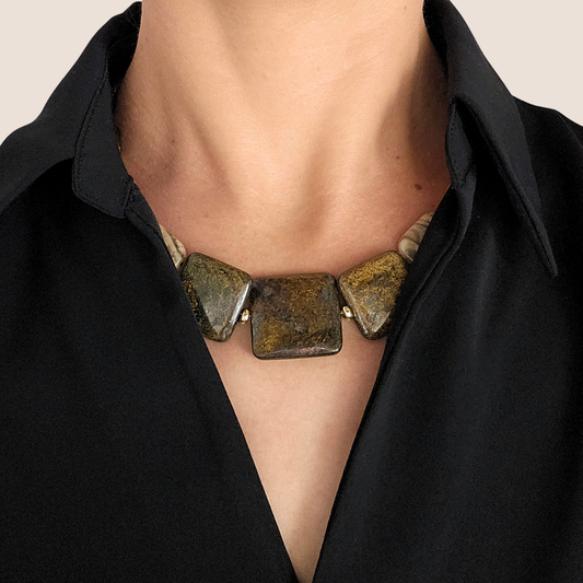 Colar Civetta Plastron – Prata Banhada a Ouro, Bronzite e Jaspe