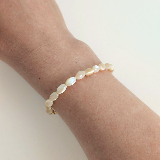 MOTHER OF PEARL OVAL SHAPED LOCK BRACELET