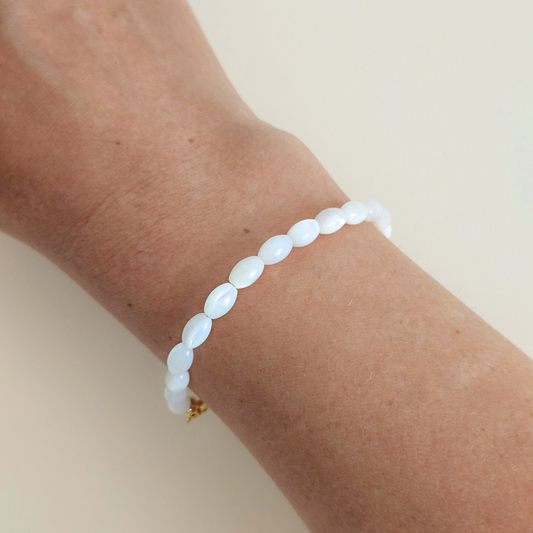 WHITE MOTHER OF PEARL OVAL SHAPED LOCK BRACELET