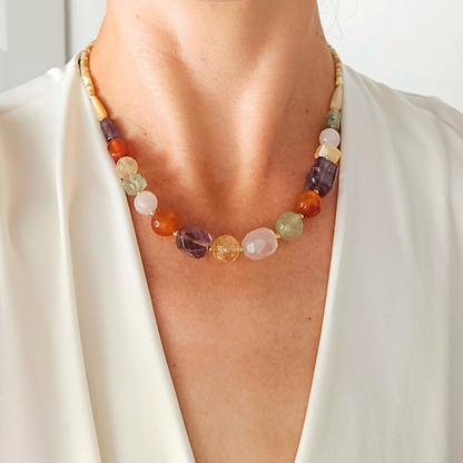 Collar Flores – Plata Bañada en Oro y Mix de Piedras Naturales