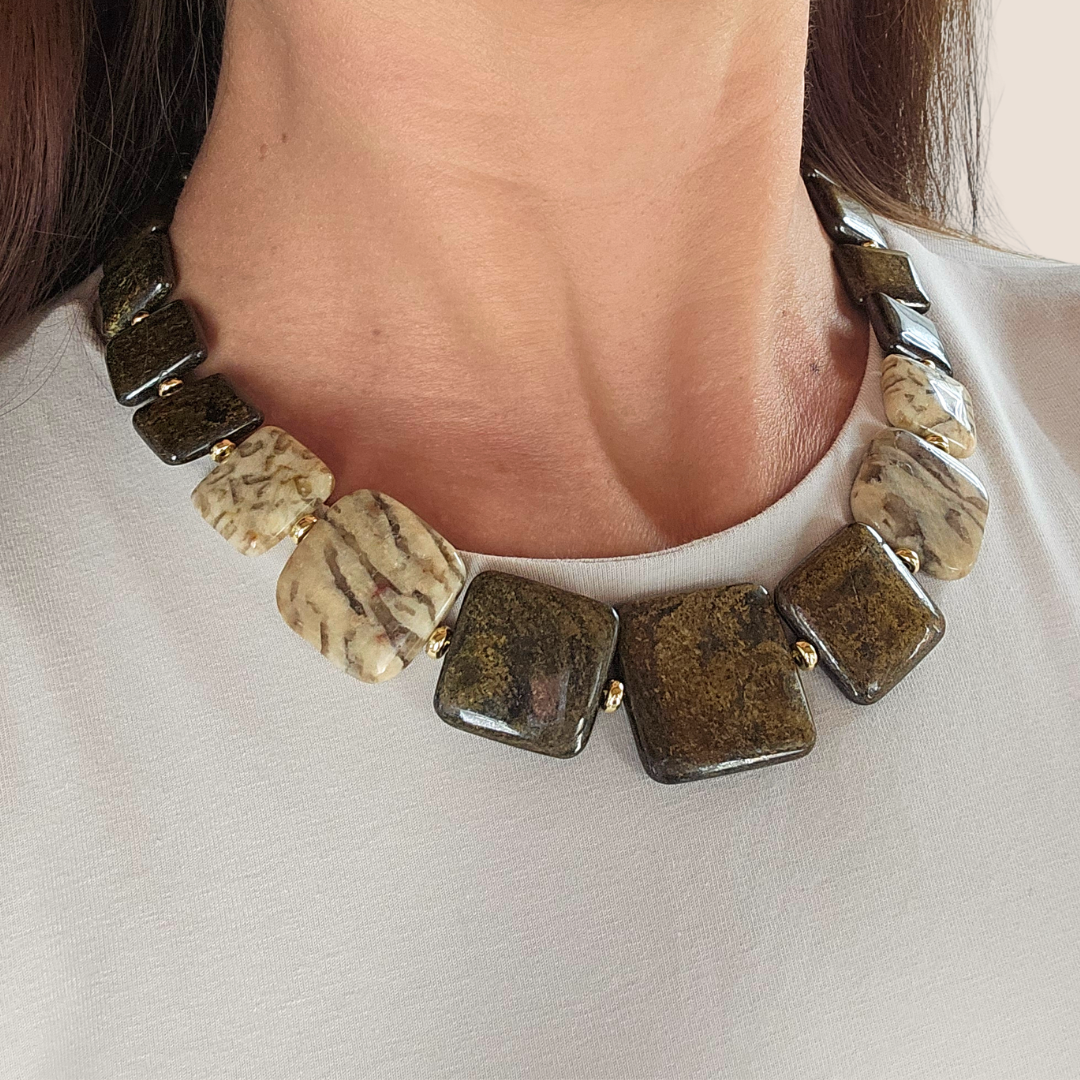 Colar Civetta Plastron – Prata Banhada a Ouro, Bronzite e Jaspe