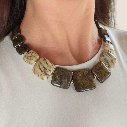 Colar Civetta Plastron – Prata Banhada a Ouro, Bronzite e Jaspe